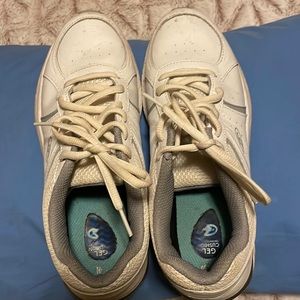 Dr. Scholl’s size 7 with gel pads inside, worn very little can tell by pictures
